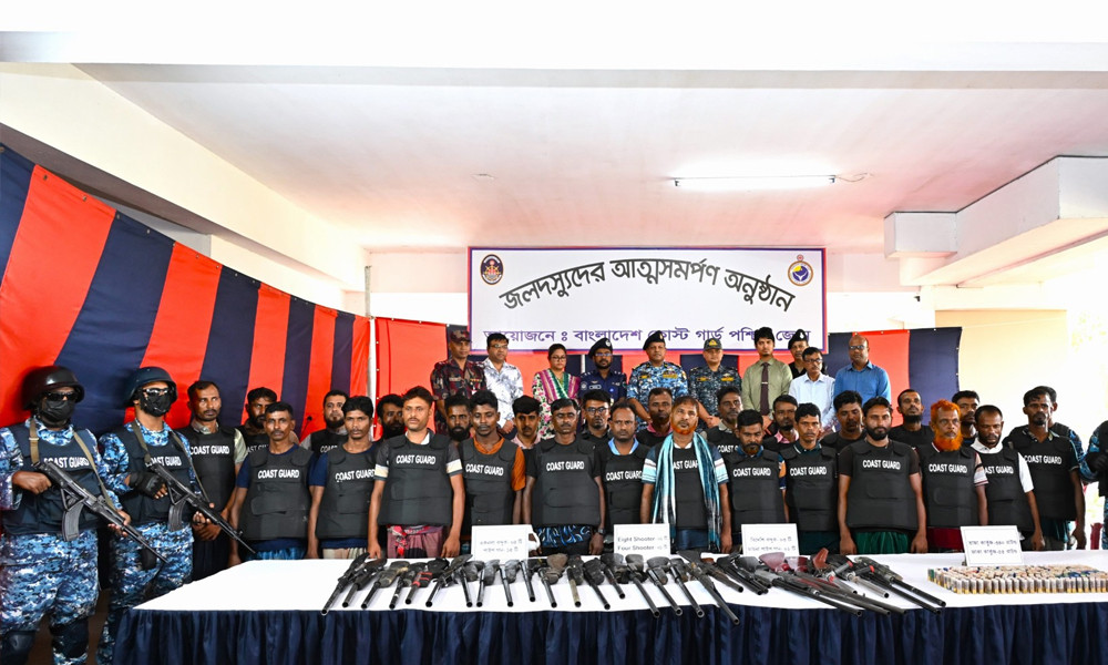 সুন্দরবনের বনদস্যু ‘ছোট জাহাঙ্গীর বাহিনী’র প্রধানসহ ২৭ সদস্যের আত্মসমর্পণ