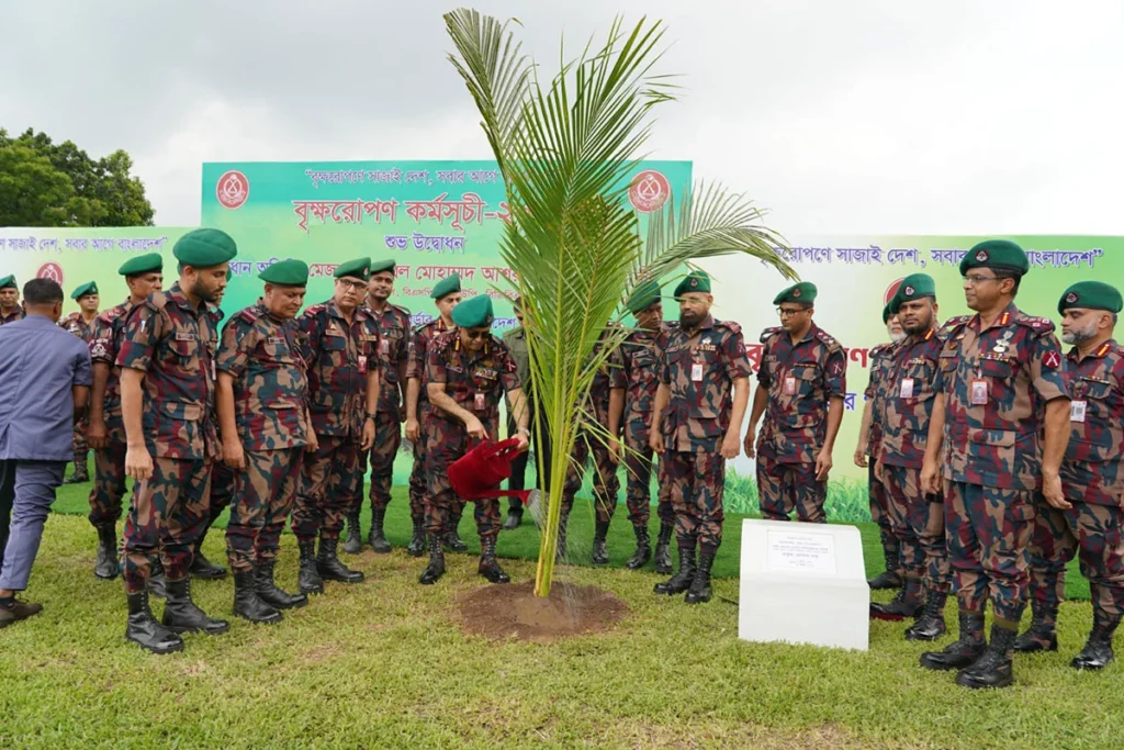 পিলখানায় বৃক্ষরোপণ কর্মসূচির উদ্বোধন করলেন বিজিবি মহাপরিচালক
