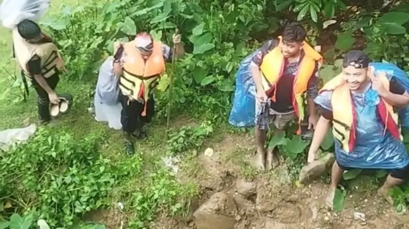 বান্দরবানে পাহাড়ে আটকে পড়া পর্যটকদের নিরাপদ স্থানে সরিয়ে আনা হয়েছে- জেলা প্রশাসন