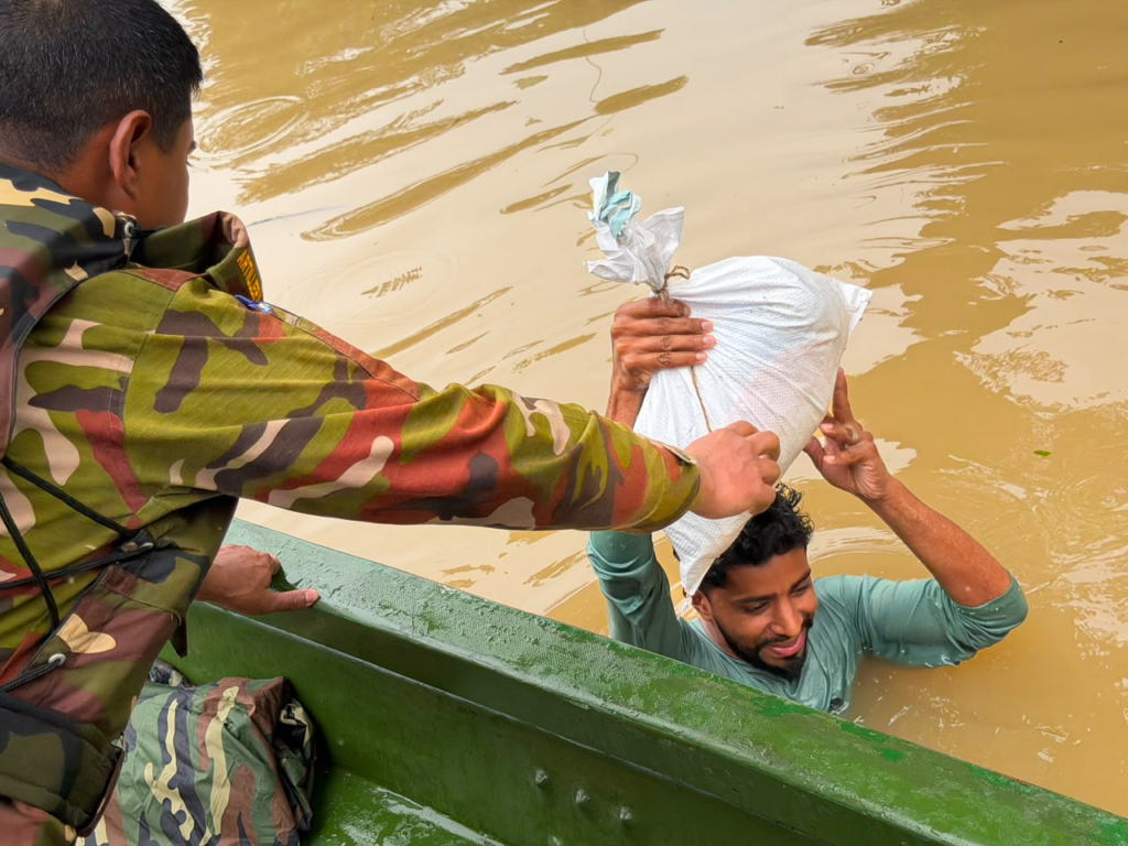 ফটিকছড়ির বন্যাদুর্গত মানুষের পাশে সেনাবাহিনীর লক্ষীছড়ি জোন, দুর্গম এলাকায় ত্রাণ বিতরণ