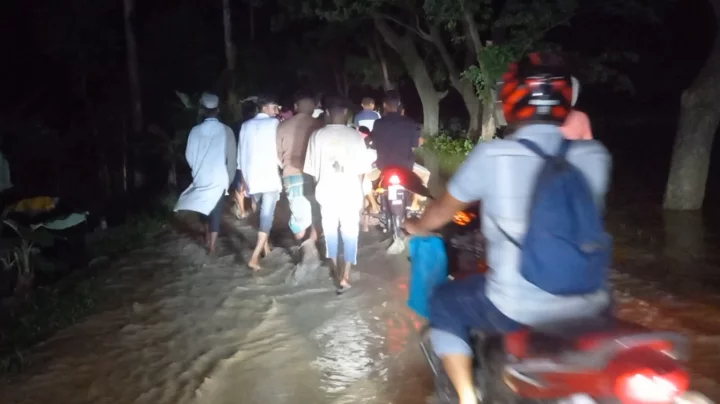 হবিগঞ্জে খোয়াই নদীর বাঁধ ভেঙে ১০ গ্রাম প্লাবিত