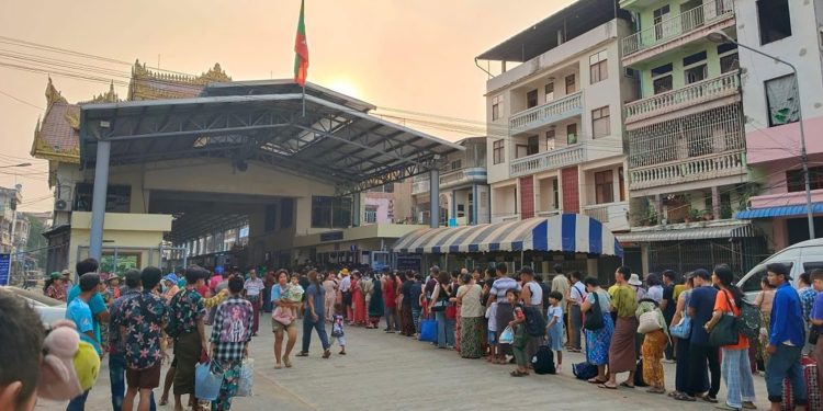 সেনা নিয়োগ, যুদ্ধ ও অনিশ্চয়তায় দেশ ছাড়ছে মিয়ানমারের মানুষ; ৪ মাসে থাইল্যান্ডে প্রবেশ প্রায় ৭ লাখ