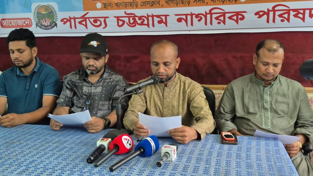 রাঙামাটি, খাগড়াছড়ি ও বান্দরবান—এই তিন পার্বত্য জেলায় বসবাসরত পিছিয়ে পড়া বাঙালি জনগোষ্ঠীর জন্য আয়কর মওকুফ এবং বাজারফান্ড প্লটের বিপরীতে পুনরায় ব্যাংক ঋণ চালুর দাবিতে খাগড়াছড়িতে সংবাদ সম্মেলন করেছে পার্বত্য চট্টগ্রাম নাগরিক পরিষদ। সংগঠনটির দাবি, পার্বত্য অঞ্চলের মোট জনসংখ্যার প্রায় ৫৪ শতাংশ বাঙালি হলেও তারা দীর্ঘদিন ধরে বিভিন্ন ক্ষেত্রে বৈষম্যের শিকার হচ্ছেন। এ পরিস্থিতিতে অর্থনৈতিক বৈষম্য দূর করতে সরকারের পক্ষ থেকে সমান সুযোগ-সুবিধা নিশ্চিত করা প্রয়োজন। সোমবার (৬ জুলাই) সকাল ১০টায় খাগড়াছড়ি প্রেস ক্লাবে পার্বত্য চট্টগ্রাম নাগরিক পরিষদের খাগড়াছড়ি জেলা শাখার উদ্যোগে এ সংবাদ সম্মেলনের আয়োজন করা হয়। সংবাদ সম্মেলনে বক্তারা বলেন, সরকার পার্বত্য অঞ্চলের ক্ষুদ্র নৃ-গোষ্ঠীর জন্য আয়কর অব্যাহতির যে উদ্যোগ নিয়েছে, তা ইতিবাচক হলেও একই অঞ্চলে বসবাসরত পিছিয়ে পড়া বাঙালি জনগোষ্ঠীকে এ সুবিধার বাইরে রাখা হলে বৈষম্য আরও বৃদ্ধি পাবে। তাই তিন পার্বত্য জেলার সকল পিছিয়ে পড়া বাঙালির জন্যও সমানভাবে আয়কর মওকুফের ব্যবস্থা করার দাবি জানান তারা। বক্তারা আরও বলেন, বাজারফান্ড প্লটের বিপরীতে দীর্ঘদিন ধরে ব্যাংক ঋণ কার্যক্রম বন্ধ থাকায় ক্ষুদ্র ব্যবসায়ী, উদ্যোক্তা ও সাধারণ মানুষ আর্থিকভাবে ক্ষতিগ্রস্ত হচ্ছেন। ফলে ব্যবসা সম্প্রসারণ, নতুন কর্মসংস্থান সৃষ্টি এবং স্থানীয় অর্থনীতির বিকাশ বাধাগ্রস্ত হচ্ছে। এ কারণে পূর্বের মতো সহজ শর্তে বাজারফান্ড প্লটের বিপরীতে ব্যাংক ঋণ চালুর দাবি জানান তারা। সংবাদ সম্মেলনে পার্বত্য চট্টগ্রাম নাগরিক পরিষদের খাগড়াছড়ি জেলা আহ্বায়ক আব্দুল মজিদ বলেন, পার্বত্য অঞ্চলের পিছিয়ে পড়া বাঙালি জনগোষ্ঠীর অর্থনৈতিক উন্নয়ন নিশ্চিত করতে সরকারকে কার্যকর পদক্ষেপ নিতে হবে। শিক্ষা, কর্মসংস্থান, ব্যবসা-বাণিজ্য এবং আর্থিক সুবিধাপ্রাপ্তির ক্ষেত্রে বিদ্যমান বৈষম্য দূর করে সকল নাগরিকের জন্য সমঅধিকার নিশ্চিত করার আহ্বান জানান তিনি। তিনি আরও বলেন, আয়কর মওকুফ এবং বাজারফান্ড প্লটের বিপরীতে ব্যাংক ঋণ পুনরায় চালু হলে স্থানীয় ব্যবসা-বাণিজ্য গতিশীল হবে, নতুন উদ্যোক্তা সৃষ্টি হবে এবং পার্বত্য অঞ্চলের সামগ্রিক অর্থনৈতিক উন্নয়নে ইতিবাচক প্রভাব পড়বে। সংবাদ সম্মেলনে বক্তারা সরকারের প্রতি দ্রুত বিষয়গুলো বিবেচনা করে প্রয়োজনীয় পদক্ষেপ গ্রহণের আহ্বান জানান। তারা বলেন, পার্বত্য চট্টগ্রামে টেকসই উন্নয়ন ও সম্প্রীতি প্রতিষ্ঠার জন্য সকল সম্প্রদায়ের মানুষের প্রতি সমান সুযোগ-সুবিধা ও বৈষম্যহীন রাষ্ট্রীয় নীতি নিশ্চিত করা জরুরি। প্রসঙ্গত, একই দাবিতে সোমবার পার্বত্য চট্টগ্রাম নাগরিক পরিষদ বান্দরবানেও পৃথক সংবাদ সম্মেলন করে, যেখানে তিন পার্বত্য জেলায় বসবাসরত বাঙালিদের জন্য আয়কর মওকুফ, বাজারফান্ড এলাকায় ব্যাংক ঋণ চালু এবং বিভিন্ন ক্ষেত্রে বিদ্যমান বৈষম্য দূর করার দাবি জানানো হয়।