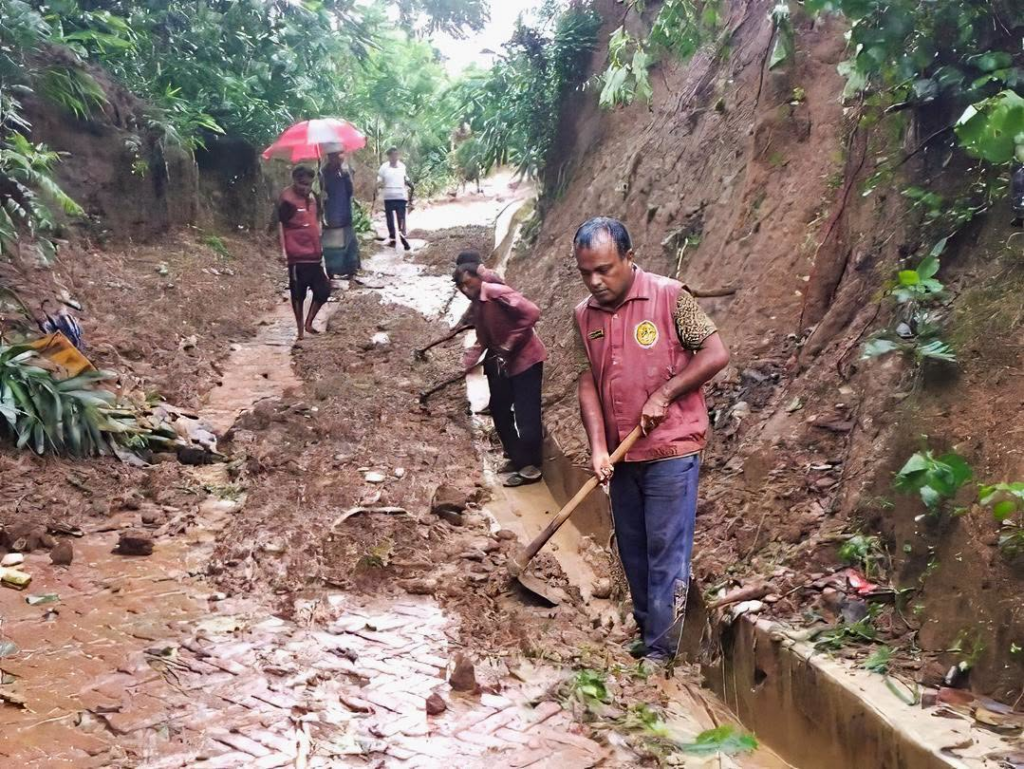 লামায় পাহাড়ধসে বন্ধ সড়ক দ্রুত সচল করলেন হিল ভিডিপি সদস্যরা