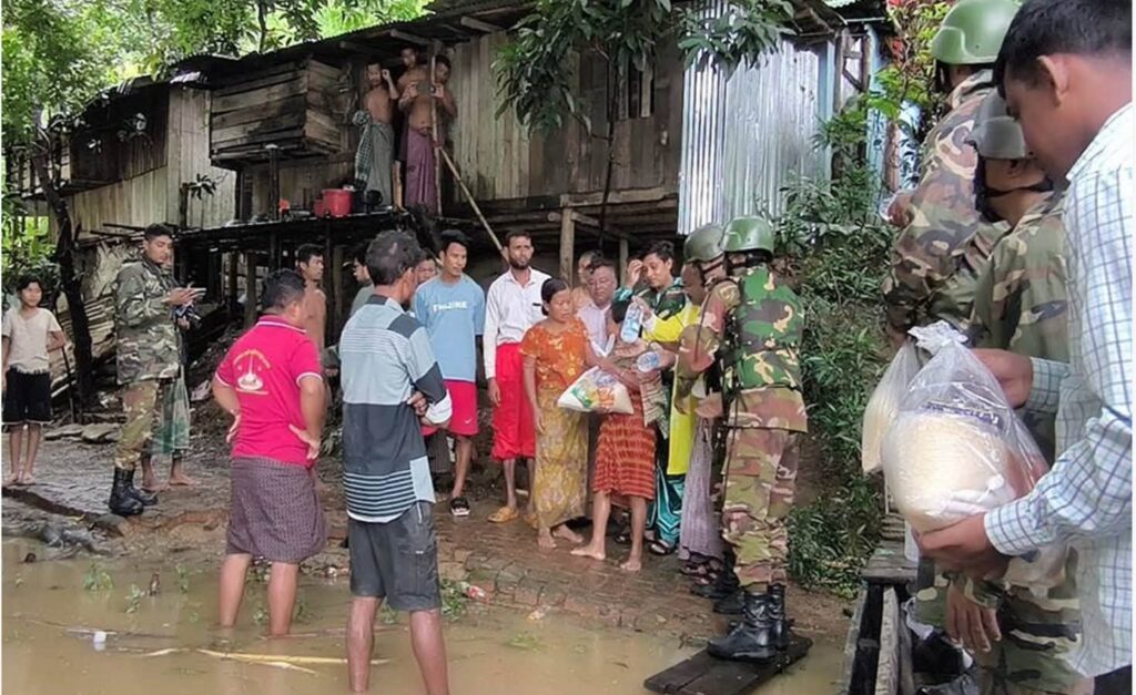 আকস্মিক বন্যা মোকাবিলায় চট্টগ্রামে সেনাবাহিনী মোতায়েন, উদ্ধার ও ত্রাণ কার্যক্রম শুরু