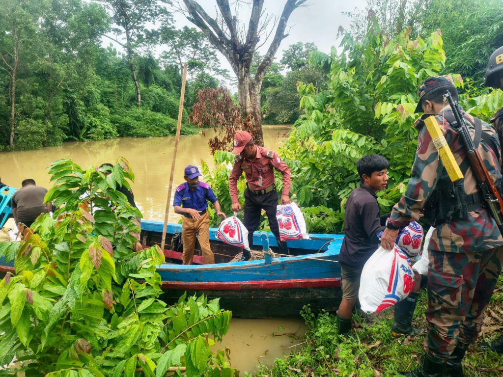 বন্যাদুর্গত মানুষের পাশে হিল আনসার ও হিল ভিডিপি, উদ্ধার-ত্রাণ ও ওষুধ বিতরণে মানবিক ভূমিকা