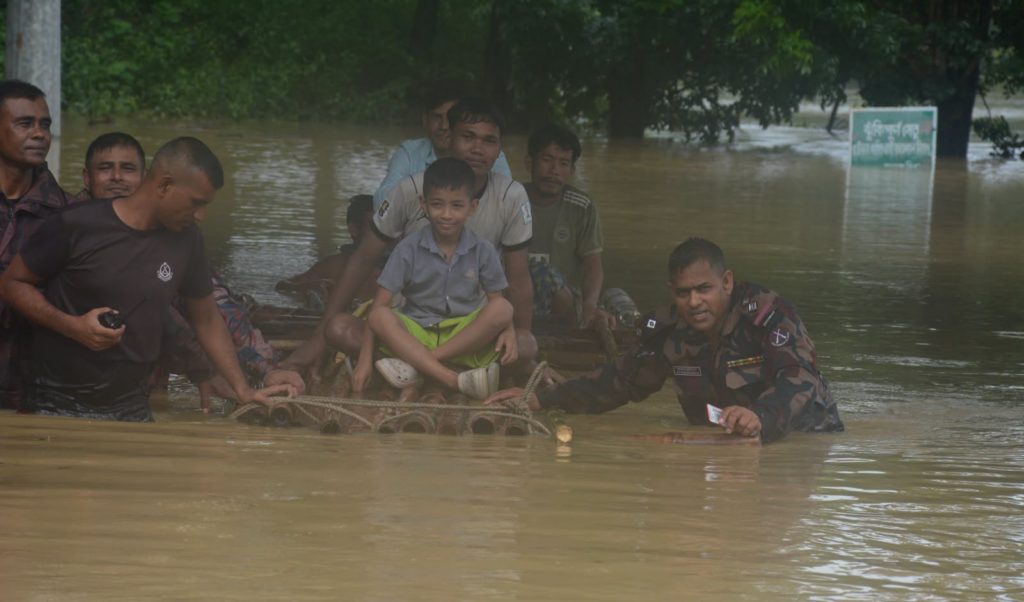 বান্দরবানে বিজিবির উদ্ধার অভিযান, ১২২ পরিবারকে নিরাপদ আশ্রয়ে স্থানান্তর