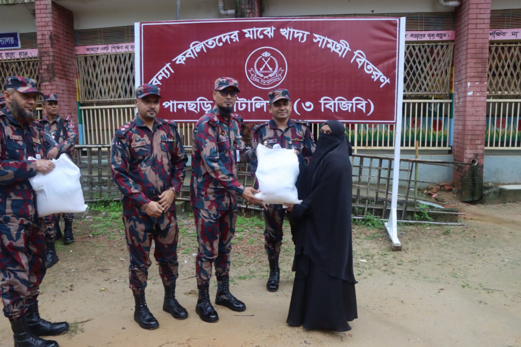 পানছড়িতে বন্যাদুর্গত ৩০ অসহায় পরিবারে ৩ বিজিবির মানবিক সহায়তা