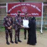 পানছড়িতে বন্যাদুর্গত ৩০ অসহায় পরিবারে ৩ বিজিবির মানবিক সহায়তা