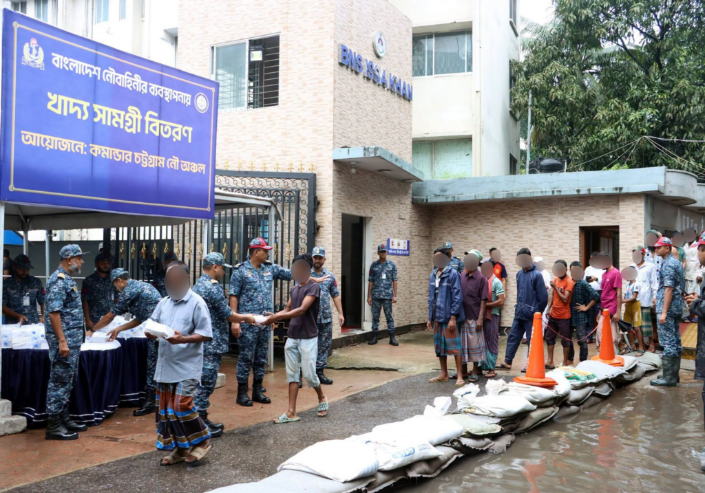 বন্যাদুর্গত মানুষের পাশে নৌবাহিনী, চট্টগ্রামে ২ হাজার প্যাকেট রান্না করা খাবার বিতরণ