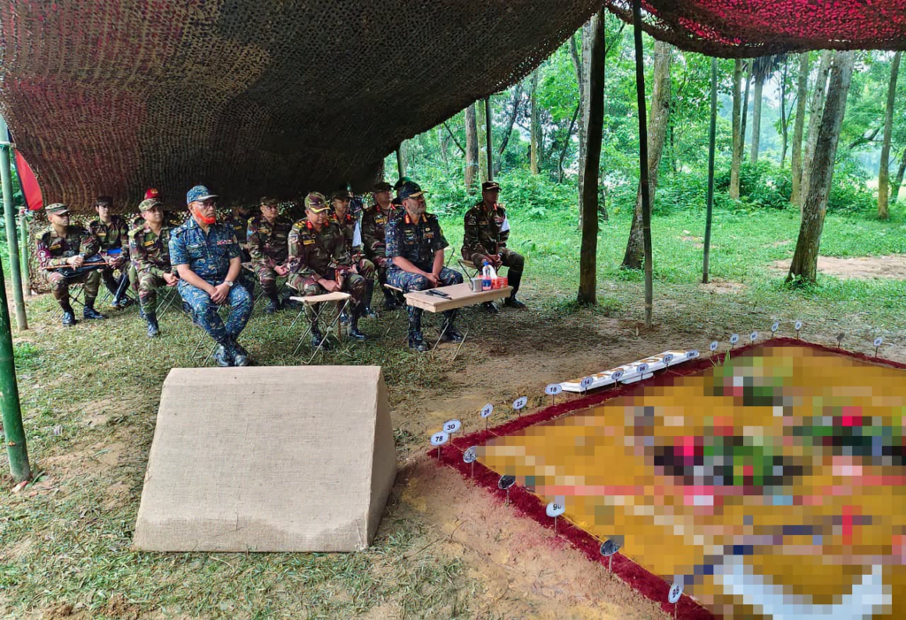 কুমিল্লায় আনসার-ভিডিপি মহাপরিচালকের সেনা-আনসার যৌথ মহড়া পরিদর্শন