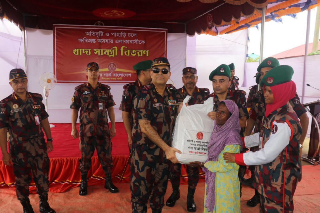 বন্যাদুর্গত মানুষের পাশে বিজিবি মহাপরিচালক, ৫ শতাধিক পরিবার পেল ত্রাণ ও চিকিৎসাসেবা