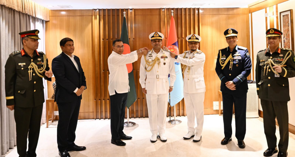 নতুন নৌপ্রধানকে ভাইস অ্যাডমিরাল র‍্যাংক ব্যাজ পরিয়ে দিলেন প্রধানমন্ত্রী