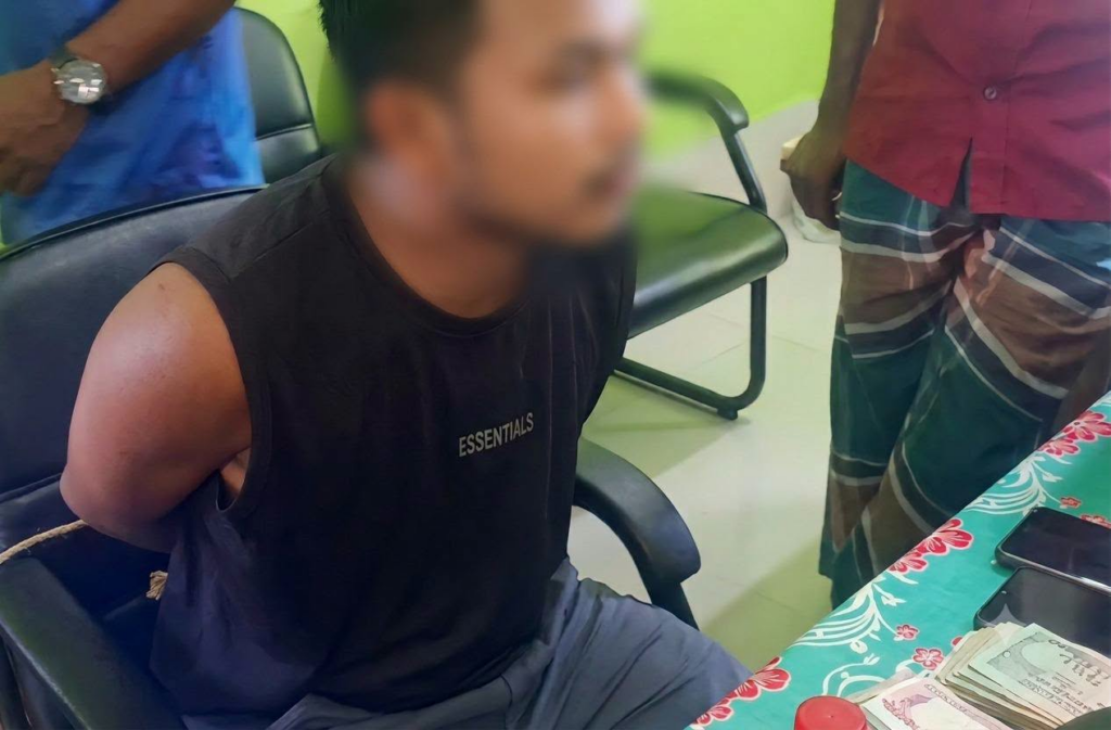 চাঁদা নিতে এসে জনতার হাতে জেএসএস সন্ত্রাসী আটক, বিজিবির কাছে সোপর্দ