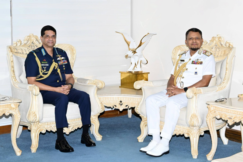 বিমান বাহিনী প্রধানের সঙ্গে বিদায়ী নৌবাহিনী প্রধানের সৌজন্য সাক্ষাৎ
