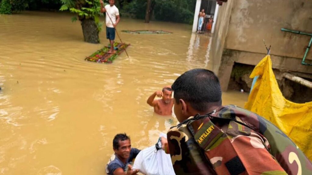 চট্টগ্রামের পাঁচ জেলায় ৪৩ জনের মৃত্যু, ৮ লাখ মানুষ দিশেহারা