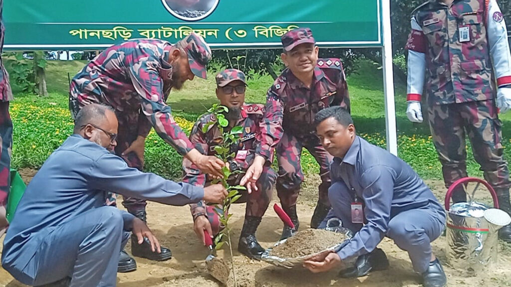 পানছড়িতে ৩ বিজিবির বৃক্ষরোপণ কর্মসূচির উদ্বোধন, আড়াই লাখ চারা রোপণের পরিকল্পনা