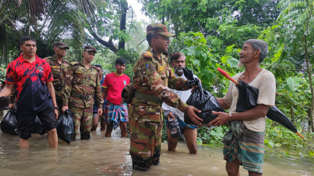চট্টগ্রামের আনোয়ারা-বাঁশখালীর বন্যাকবলিত এলাকায় সেনাবাহিনীর ত্রাণ বিতরণ