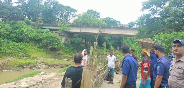 মাটিরাঙ্গায় সেতুর নিচ থেকে অবৈধভাবে মাটি কাটায় ৪০ হাজার টাকা জরিমানা