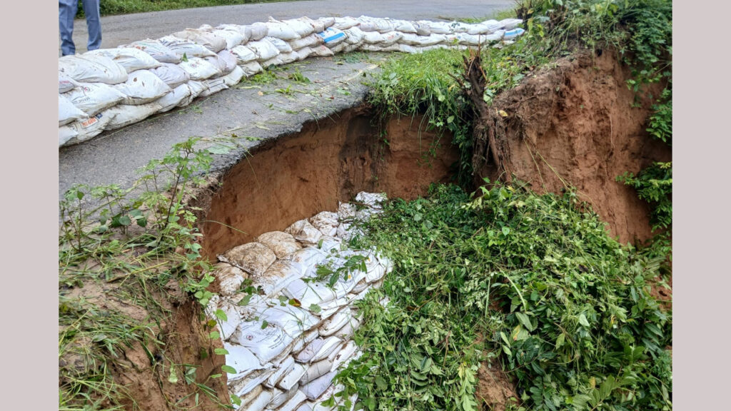 প্রবল বর্ষণে ঢাকা–খাগড়াছড়ি মহাসড়কে ভাঙন, ঝুঁকি নিয়ে চলছে যানবাহন