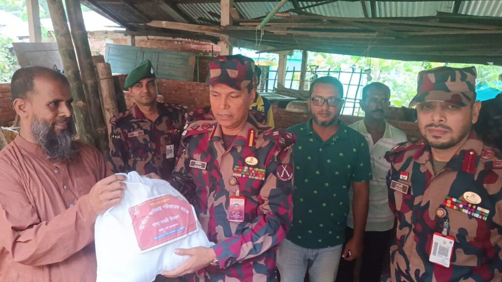 কাপ্তাইয়ে পাহাড়ধসে ক্ষতিগ্রস্ত ১৪০ পরিবারের মাঝে বিজিবির ত্রাণ সামগ্রী বিতরণ