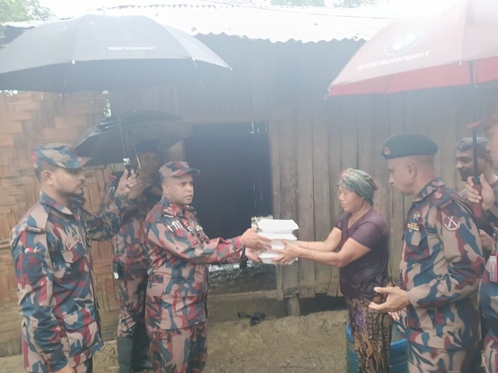 বন্যাদুর্গত মানুষের পাশে বিজিবির বলিপাড়া ব্যাটালিয়ন, একদিনে ১১৮ পরিবারের মাঝে ত্রাণ বিতরণ