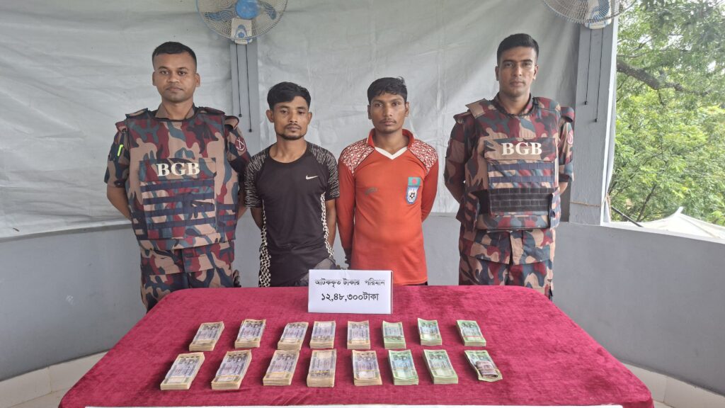 জেলের ছদ্মবেশে মিয়ানমারে পণ্য পাচার, ফেরার পথে সাড়ে ১২ লাখ টাকাসহ আটক ২