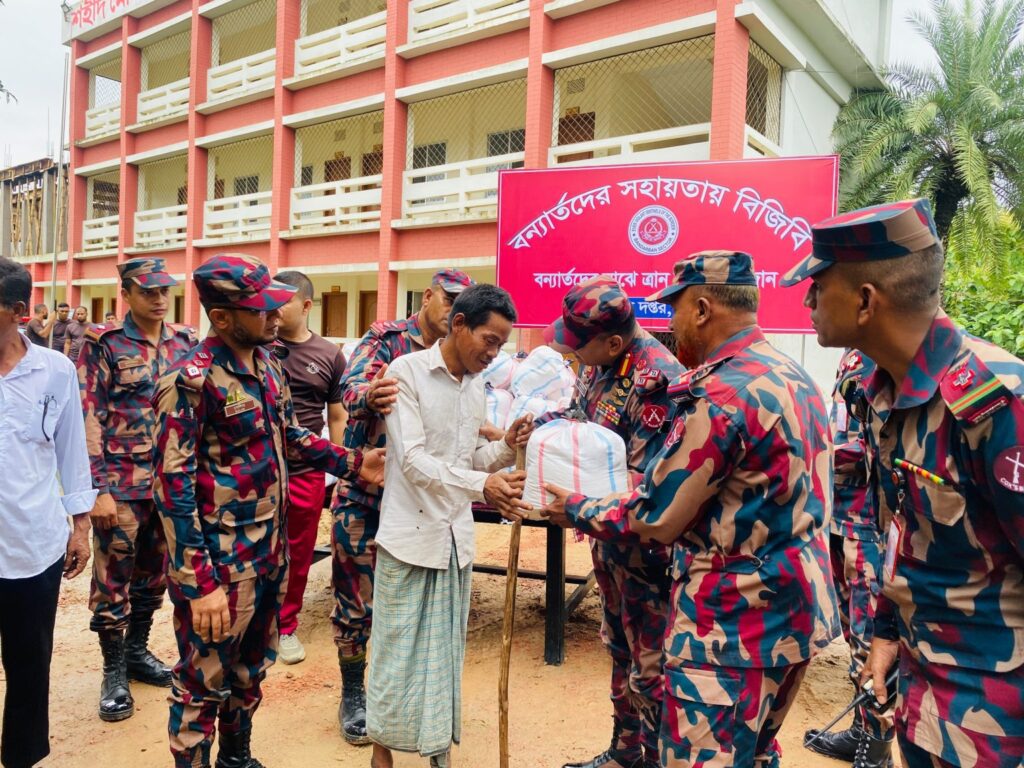 বান্দরবানে বন্যাদুর্গত ১০০ পরিবারের পাশে দাঁড়ালো বিজিবি, খাদ্যসামগ্রী বিতরণ