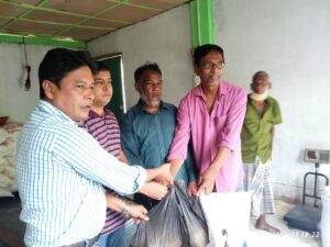 মাটিরাঙ্গায় বন্যাদুর্গত ও নিম্নআয়ের মানুষের জন্য ৬ পয়েন্টে ওএমএসের চাল-আটা বিক্রি শুরু