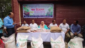 মাটিরাঙ্গায় কৃষি প্রণোদনা কর্মসূচির উদ্বোধন, ৯০০ কৃষক পেলেন বিনামূল্যে বীজ ও সার