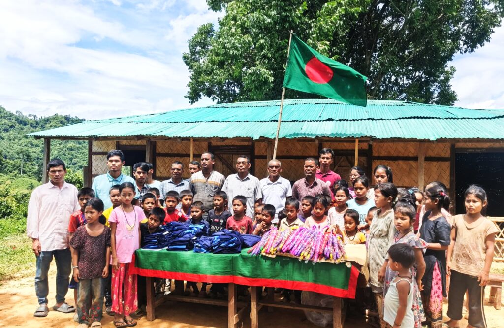 দুর্গম রুমায় ১১২ শিক্ষার্থীর মাঝে স্কুল ড্রেস ও ছাতা বিতরণ করল সেনাবাহিনী