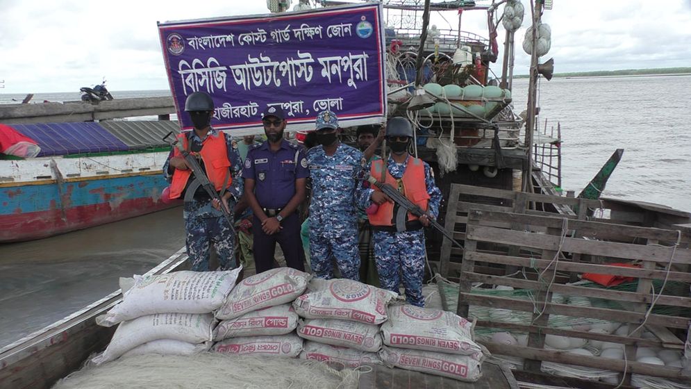 মিয়ানমারে পাচারকালে মনপুরা থেকে সিমেন্ট ও সারবোঝাই ট্রলার জব্দ, আটক ১