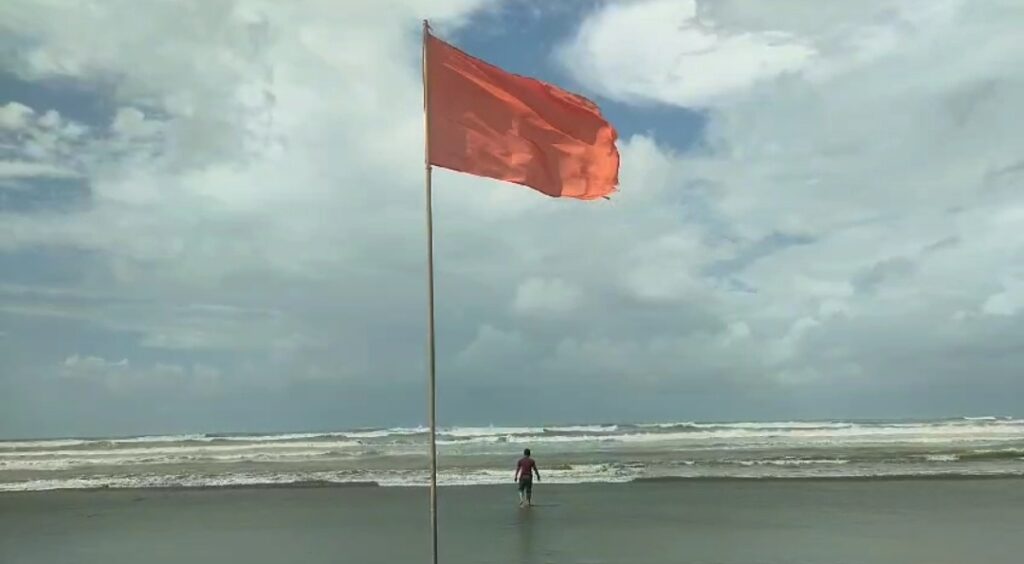 ক্সবাজারে ৩ নম্বর সতর্ক সংকেত, উত্তাল সাগর