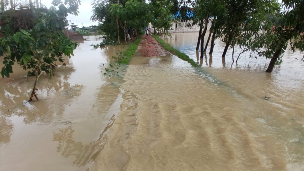 কক্সবাজারে বন্যার পানি কমলেও দুর্ভোগের শেষ নেই