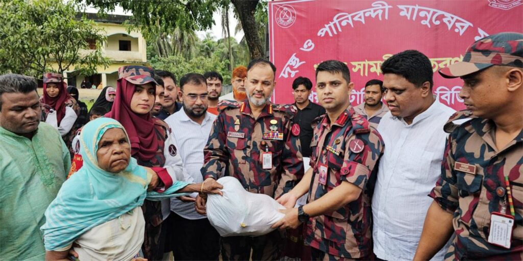 টেকনাফ সীমান্তে বন্যার্ত ২০০ পরিবারকে বিজিবির ত্রাণ সহায়তা