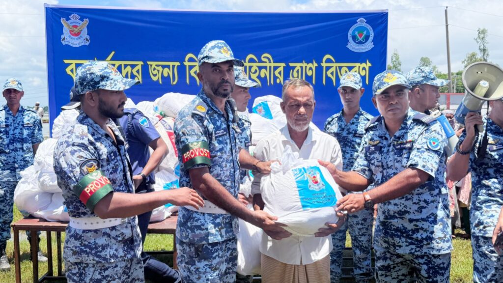 পেকুয়ায় বন্যার্ত ৫০০ পরিবারকে বিমানবাহিনীর ত্রাণ সহায়তা