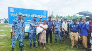 পেকুয়ায় বন্যার্ত ৫০০ পরিবারকে বিমানবাহিনীর ত্রাণ সহায়তা