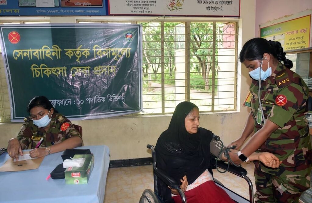 বন্যাকবলিত পেকুয়া-চকরিয়ায় সেনাবাহিনীর বিনামূল্যে চিকিৎসাসেবা, উপকৃত প্রায় ২ হাজার মানুষ