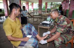 বন্যাকবলিত পেকুয়া-চকরিয়ায় সেনাবাহিনীর বিনামূল্যে চিকিৎসাসেবা, উপকৃত প্রায় ২ হাজার মানুষ