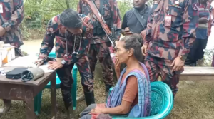 হাঁটুসমান কাদা ও নৌপথ পেরিয়ে দুর্গম পাহাড়ে বন্যার্তদের পাশে দাঁড়ালো ৭ বিজিবি