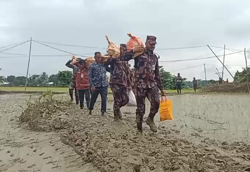 হাঁটুসমান কাদা ও নৌপথ পেরিয়ে দুর্গম পাহাড়ে বন্যার্তদের পাশে দাঁড়ালো ৭ বিজিবি