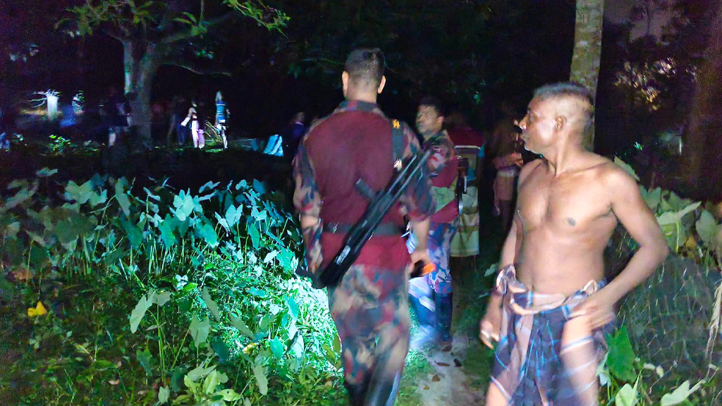 চাঁপাইনবাবগঞ্জের চকপাড়া সীমান্তে অবৈধ অনুপ্রবেশ ঠেকাল বিজিবি ও স্থানীয়রা
