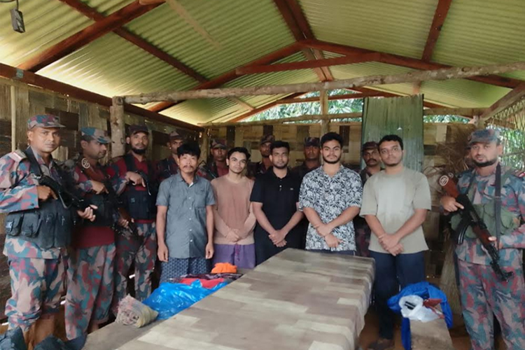 দুর্গম থুইসা খিয়াংপাড়ায় আট দিন ধরে আটকে থাকা ৪ পর্যটককে উদ্ধার করল বিজিবি