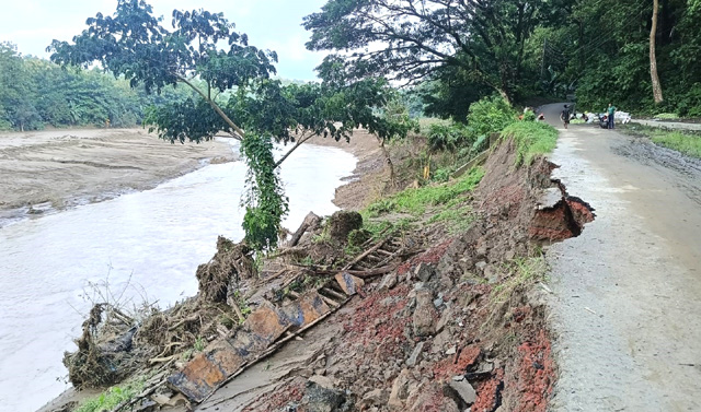 টানা বর্ষণে রোয়াংছড়িতে ভয়াবহ ক্ষয়ক্ষতি, ভেঙেছে সড়ক-কালভার্ট, বিপর্যস্ত কৃষি ও জনজীবন