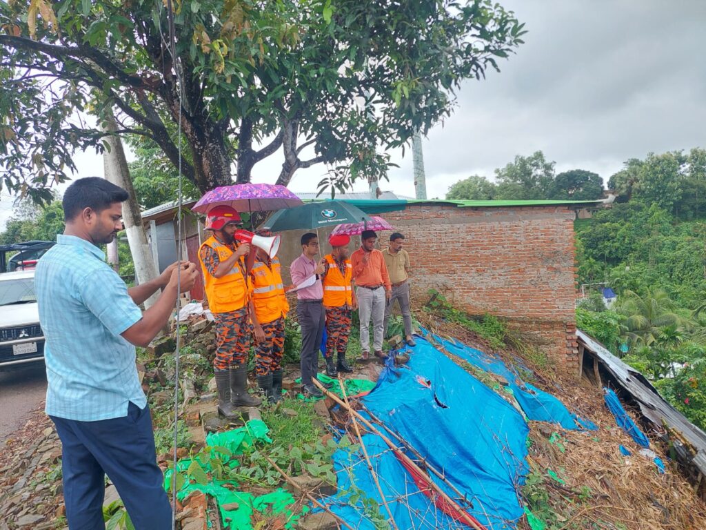 টানা বৃষ্টিতে রাঙামাটিতে পাহাড়ধসের শঙ্কা, ঝুঁকিপূর্ণ বাসিন্দাদের নিরাপদ আশ্রয়ে যেতে মাইকিং