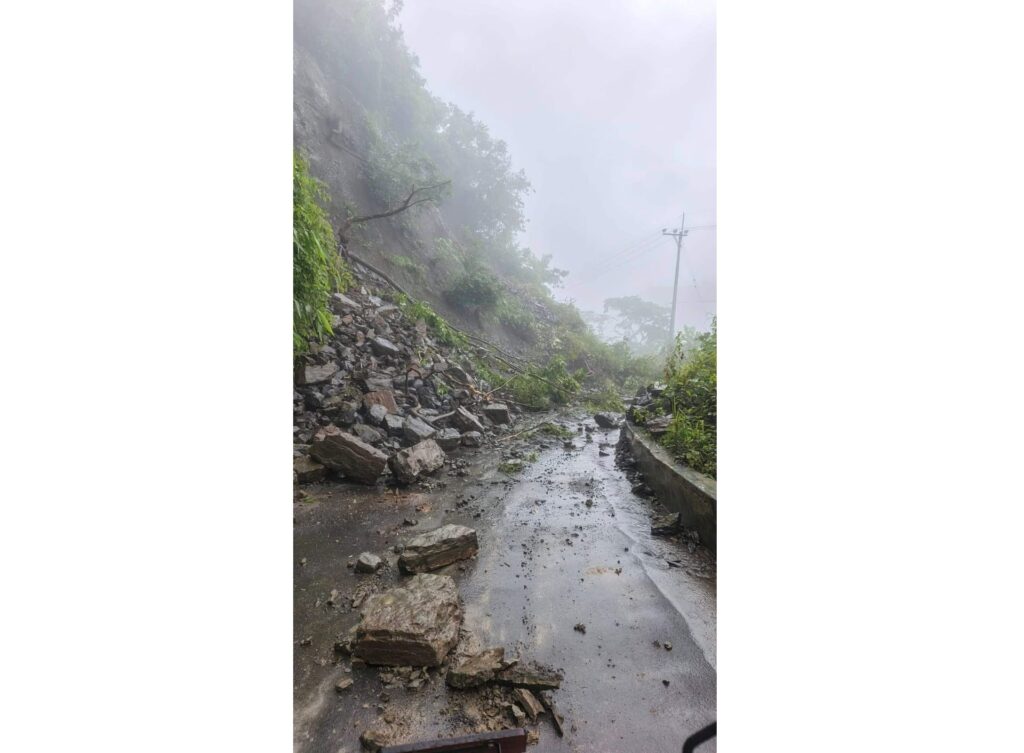 টানা বর্ষণে পাহাড়ধস, সাময়িকভাবে বিচ্ছিন্ন থানচি; সড়ক সচলে কাজ করছে সেনাবাহিনী