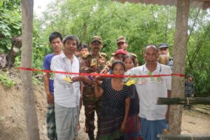 দুর্গম বার্মাছড়িতে অসচ্ছল পাহাড়ি পরিবারকে মুদি দোকান উপহার দিল বাংলাদেশ সেনাবাহিনী