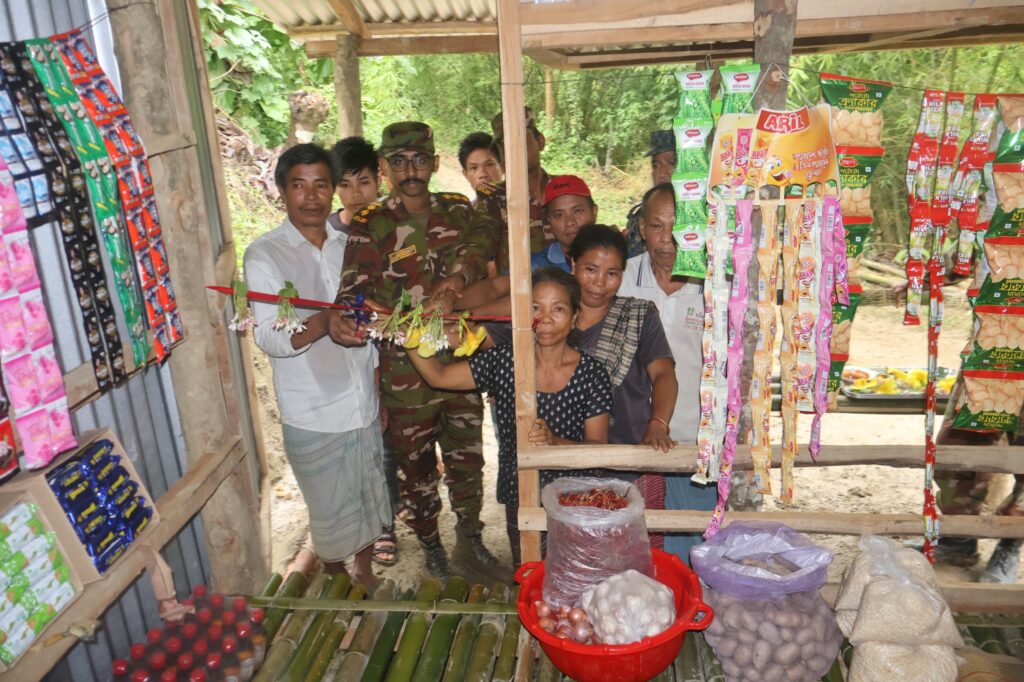 দুর্গম বার্মাছড়িতে অসচ্ছল পাহাড়ি পরিবারকে মুদি দোকান উপহার দিল বাংলাদেশ সেনাবাহিনী