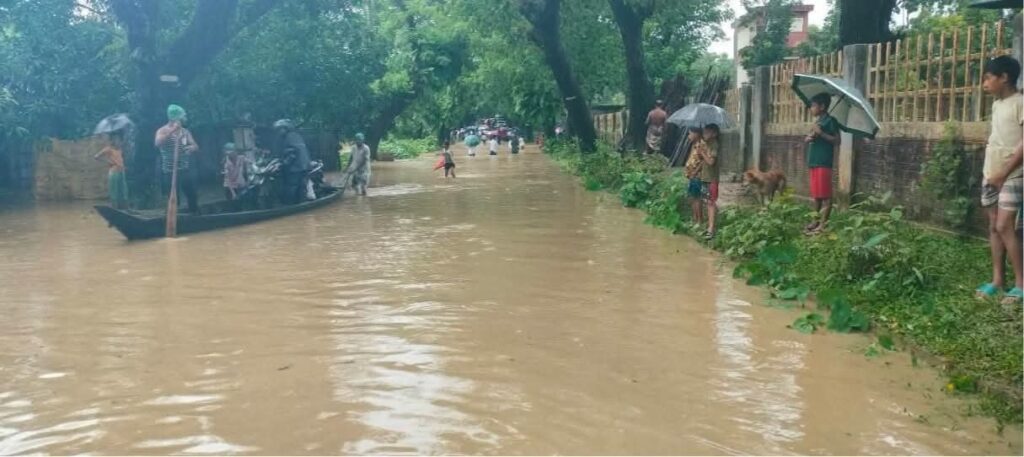 টানা বর্ষণে পানির নিচে আলীকদম-লামা সড়ক, বন্ধ যান চলাচল: চরম দুর্ভোগে জনসাধারণ