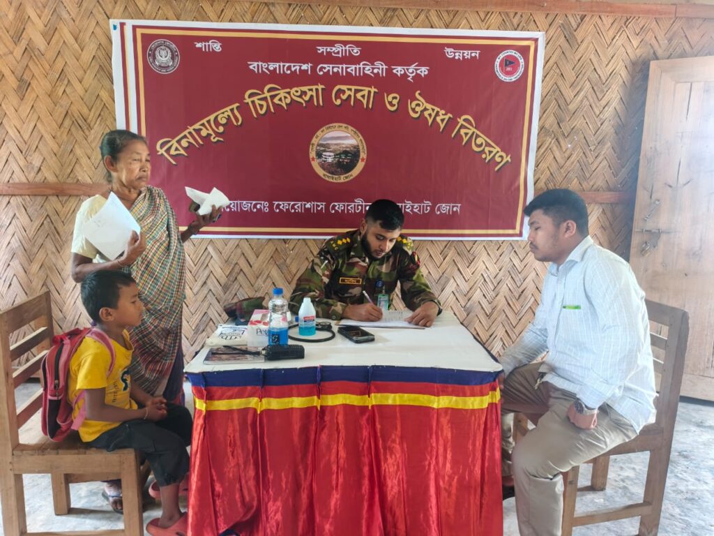 দুর্গম ক্ষেত্রপুরে সেনাবাহিনীর বিনামূল্যে চিকিৎসা সেবা, পাহাড়ি-বাঙালি ৮০ জন পেলেন চিকিৎসা ও ওষুধ